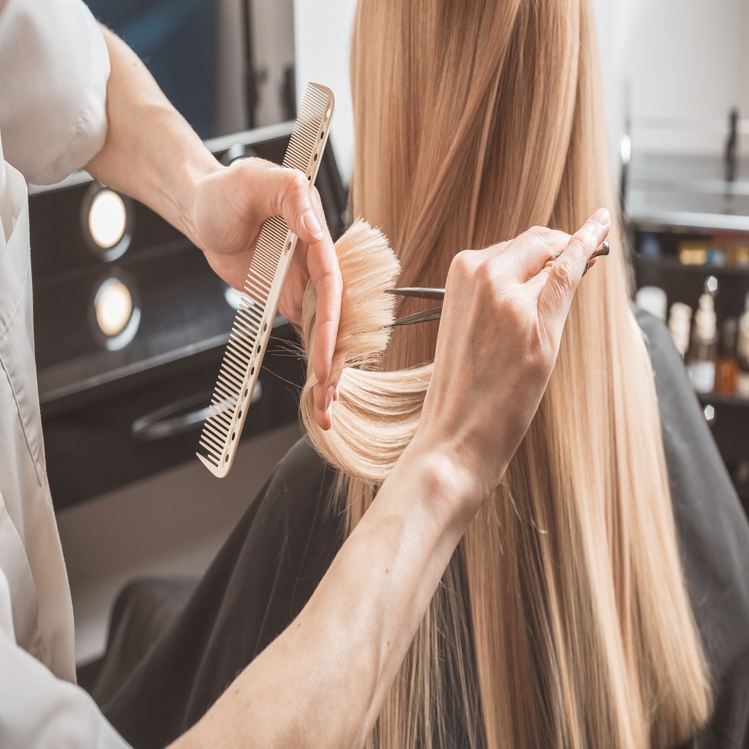 Hairdresser,Is,Cutting,Long,Blond,Hair,In,Hair,Salon