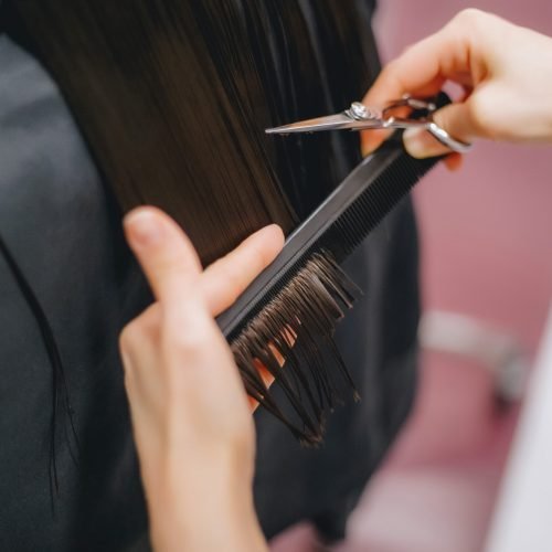 Cutting,Hair,In,A,Beauty,Salon